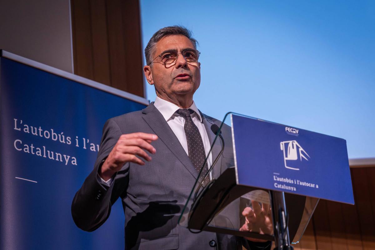Fotografía de autobuses eléctricos en una parada interurbana de Catalunya