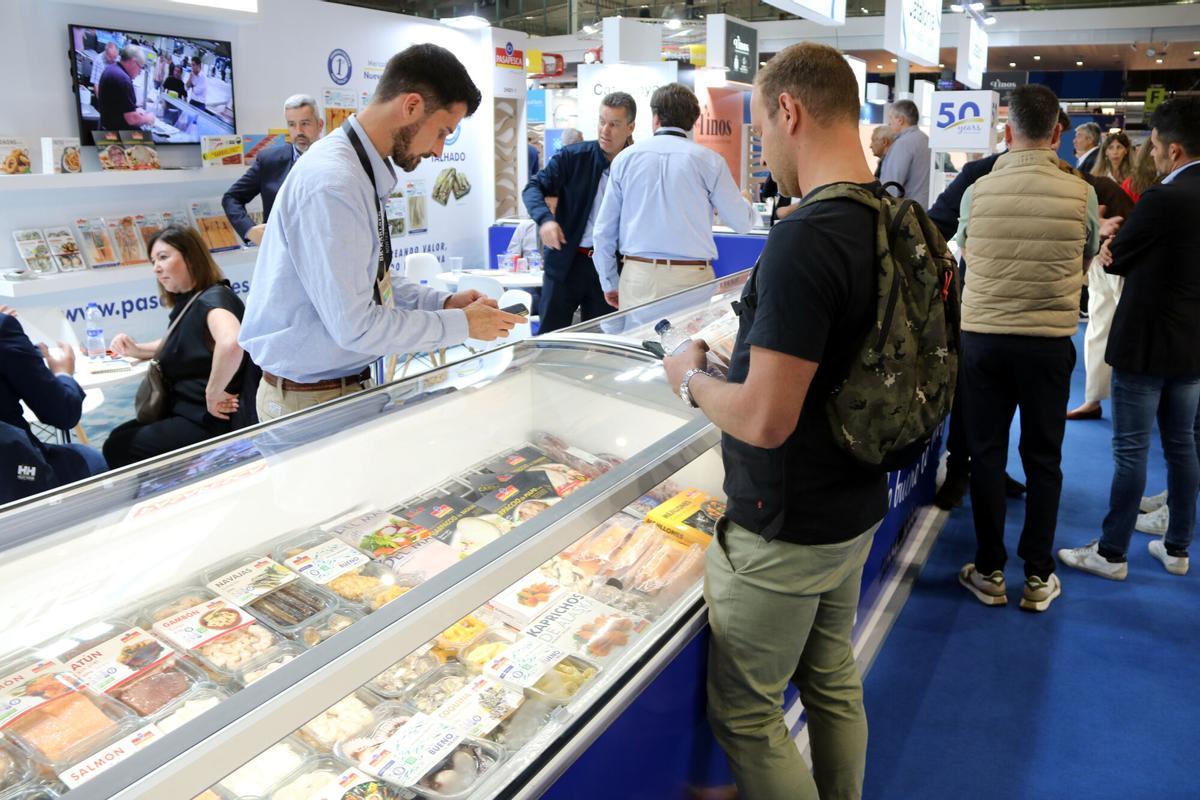 Pasillo de la Seafood Expo Global 2026 con stands de productos del mar