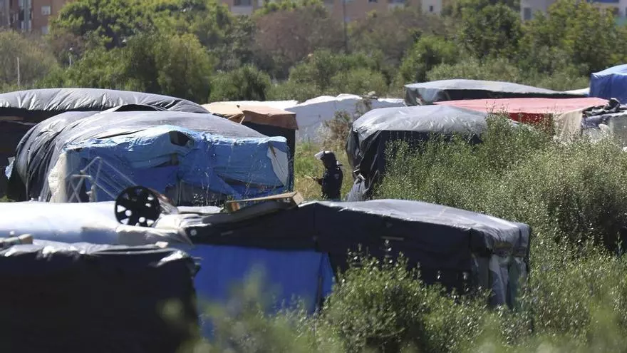 Turistas esperando en la cima del Morro dos Irmãos mientras se escucha el operativo policial