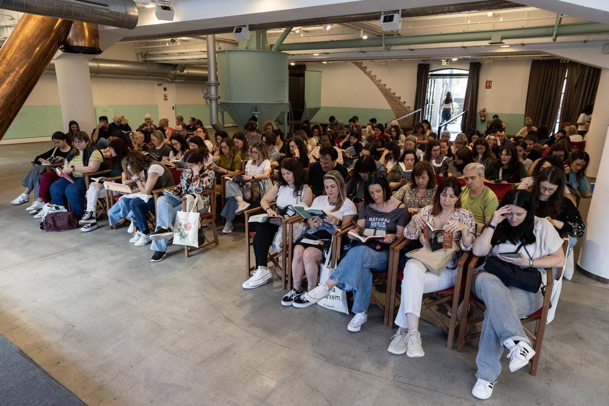 Participantes leyendo en silencio durante la Fiesta de la Lectura en la Antiga Fàbrica Damm
