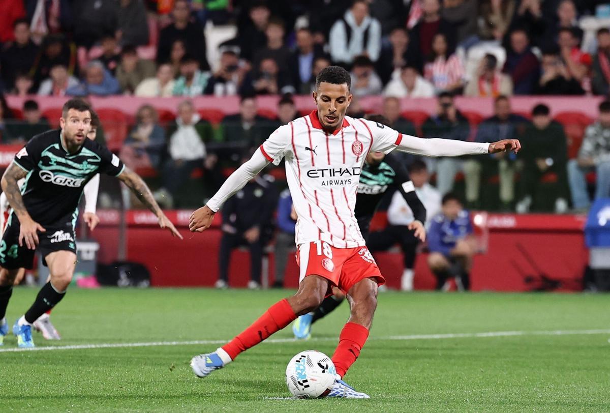 Marc Roca ejecutando el penalti que igualó el partido