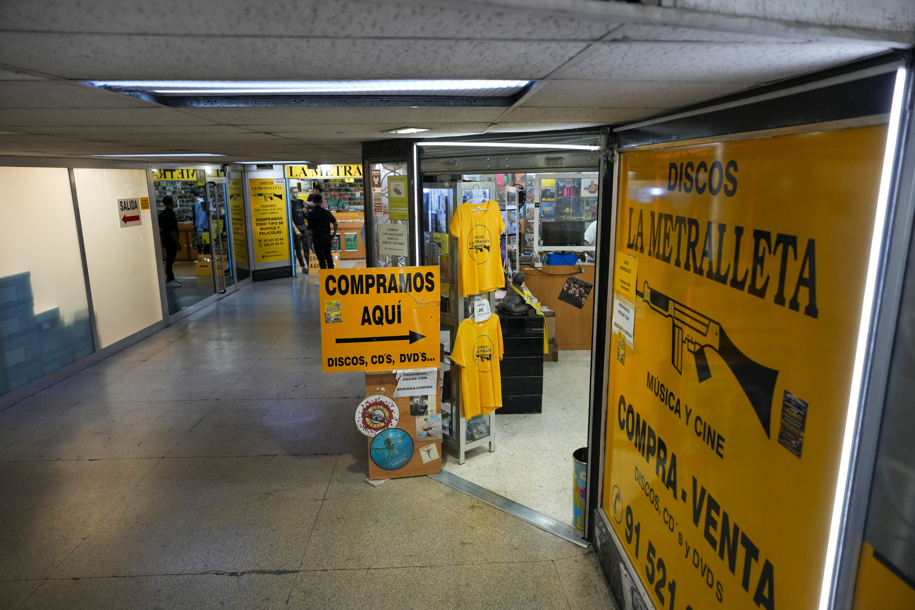 Interior de La Metralleta, con estanterías repletas de vinilos y clientes explorando el catálogo