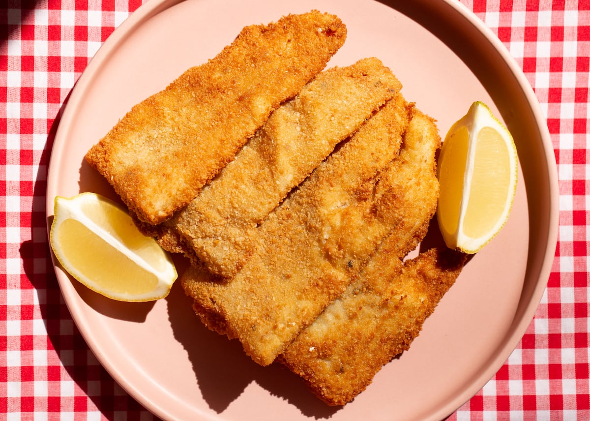 Milanesa de pescado, la receta exprés de El Comidista que conquista la mesa española