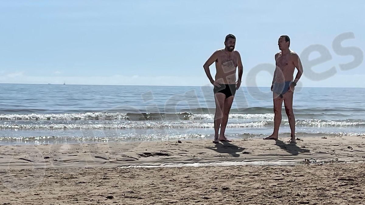Carlos Mazón se baña en El Campello mientras aguarda citación como testigo de la DANA