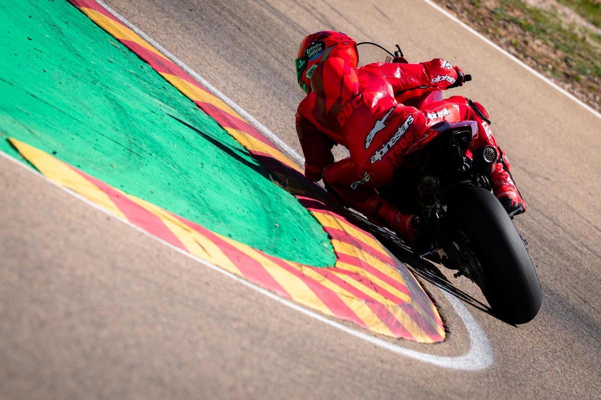 Marc Márquez posando con caballos jerezanos en la portada del libro de Jerez