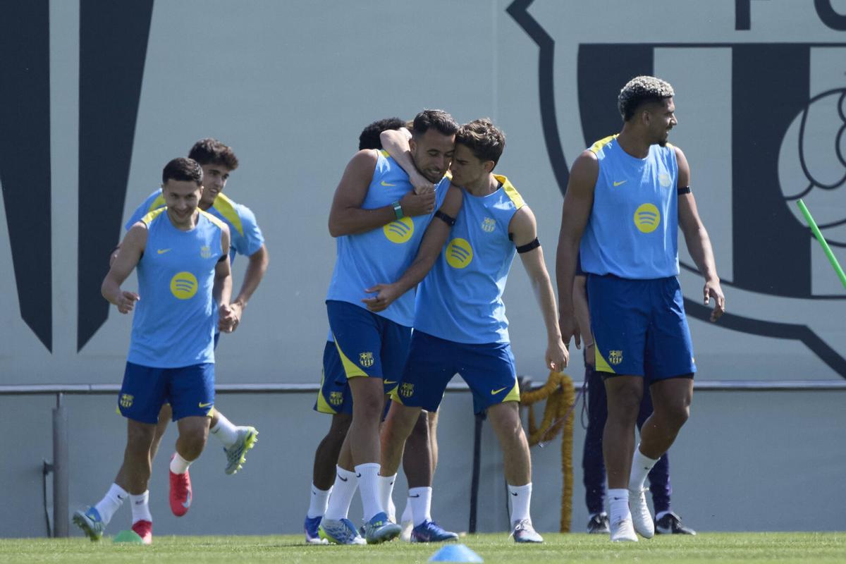 Jugadores del Barcelona entrenando bajo el sol del Camp Nou en construcción