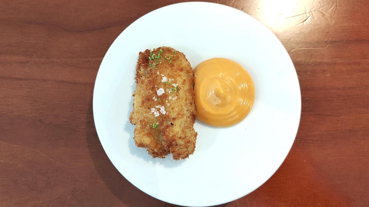 Chef Sergi Palacín en la cocina de Hiu, rodeado de fermentados