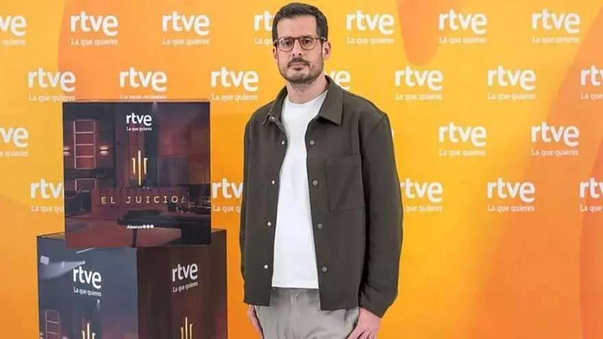 Guardia Civil en lancha rápida rescata a kitesurfista en la playa de La Barrosa