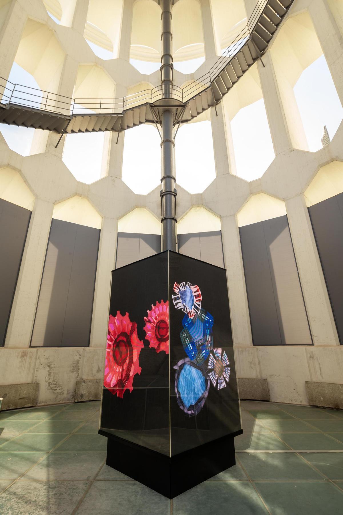 Vista interior del depósito de Plaza de Castilla con la videoinstalación "Volver a mirar" de Rosa Muñoz