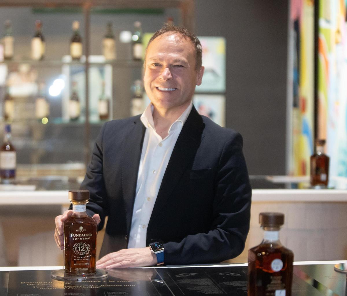 Botella de brandy Fundador sobre una mesa