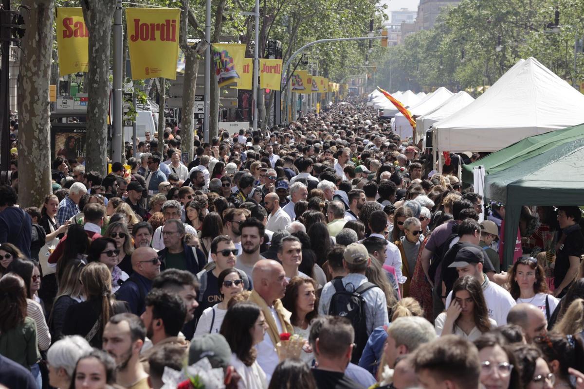 Rosa y libros en una parada del Día de Sant Jordi