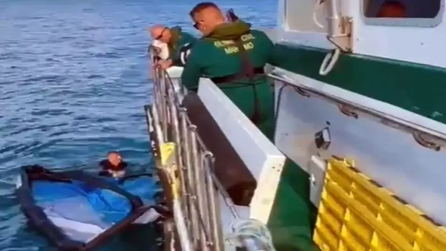 Manifestación iraní frente a mural anti EE. UU. e Israel