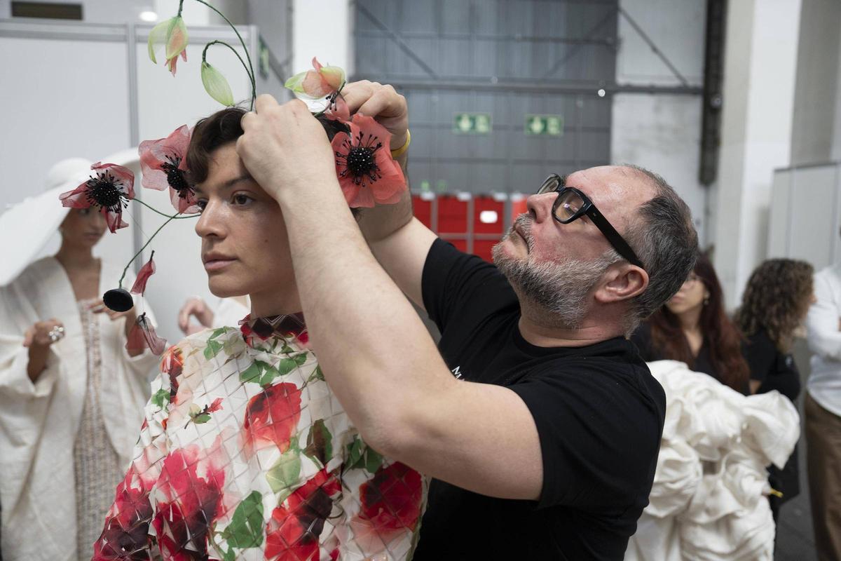 Detalle de un vestido nupcial de la colección de Mariano Moreno, mostrando encaje y silueta estructurada