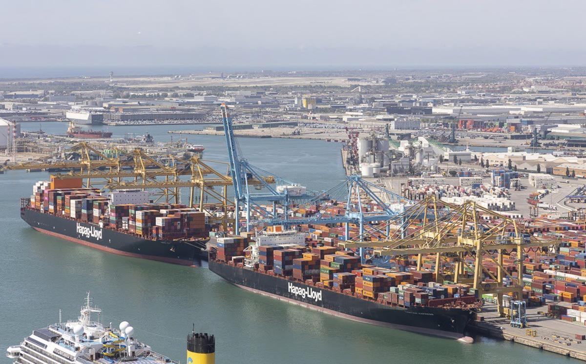 Vista aérea del Port de Barcelona mostrando la zona industrial y el mar