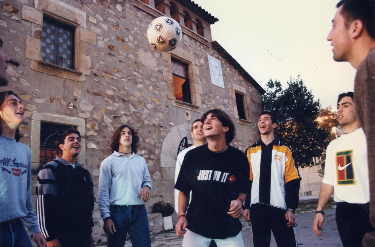 Van Gaal sujetando a Mario Rosas por el cuello en el entrenamiento de 1998 en La Masía
