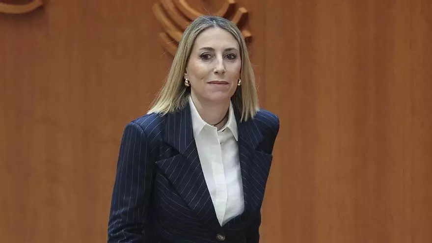 Puestos de libros y rosas en una plaza de Barcelona durante la preparación de Sant Jordi 2024