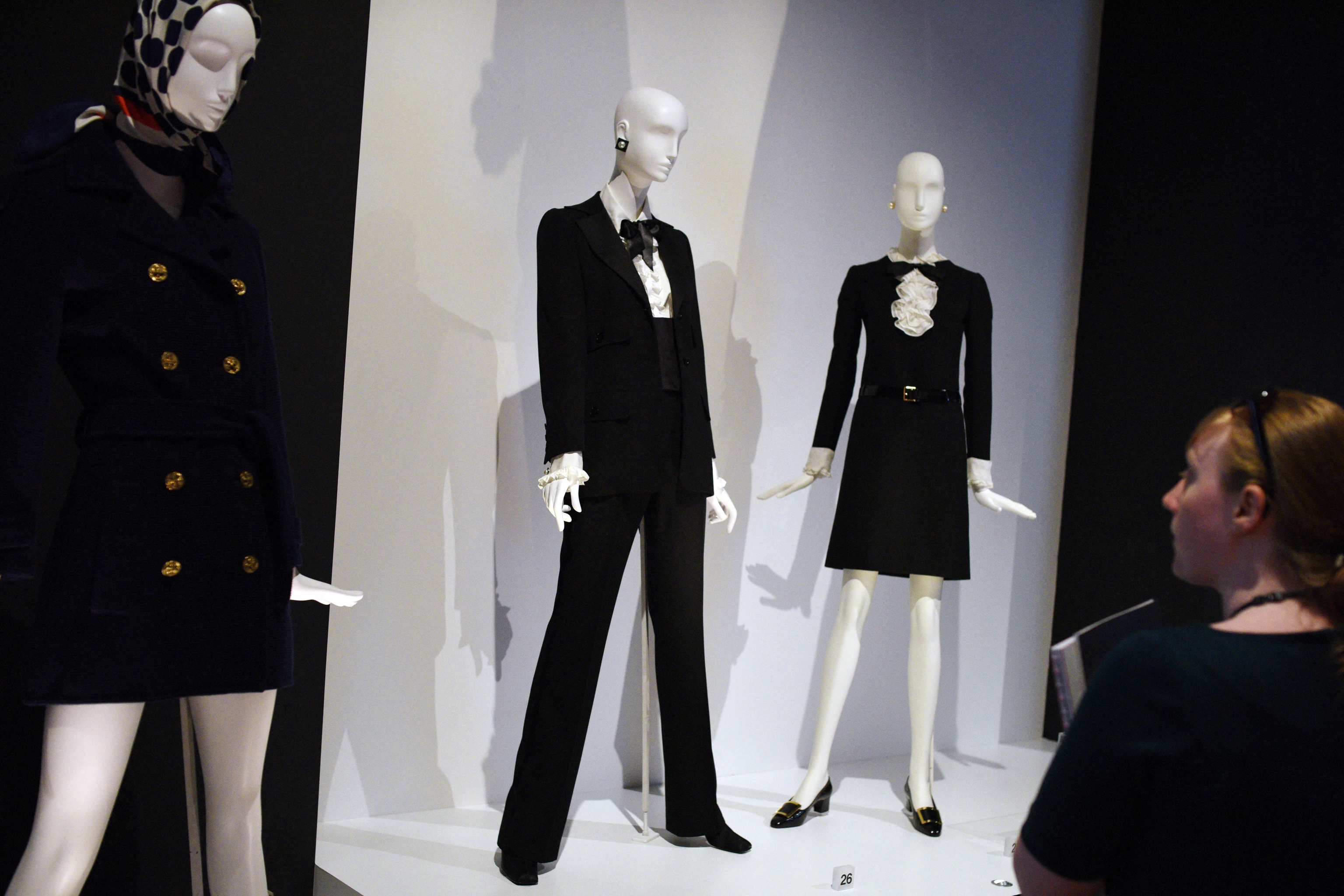 Le Smoking de Yves Saint Laurent en exhibición, mostrando chaqueta y pantalón de satén