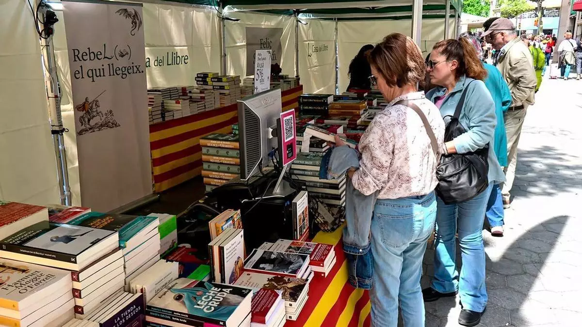 Fotografía de un avión de pasajeros en tierra, simbolizando la industria de la aviación