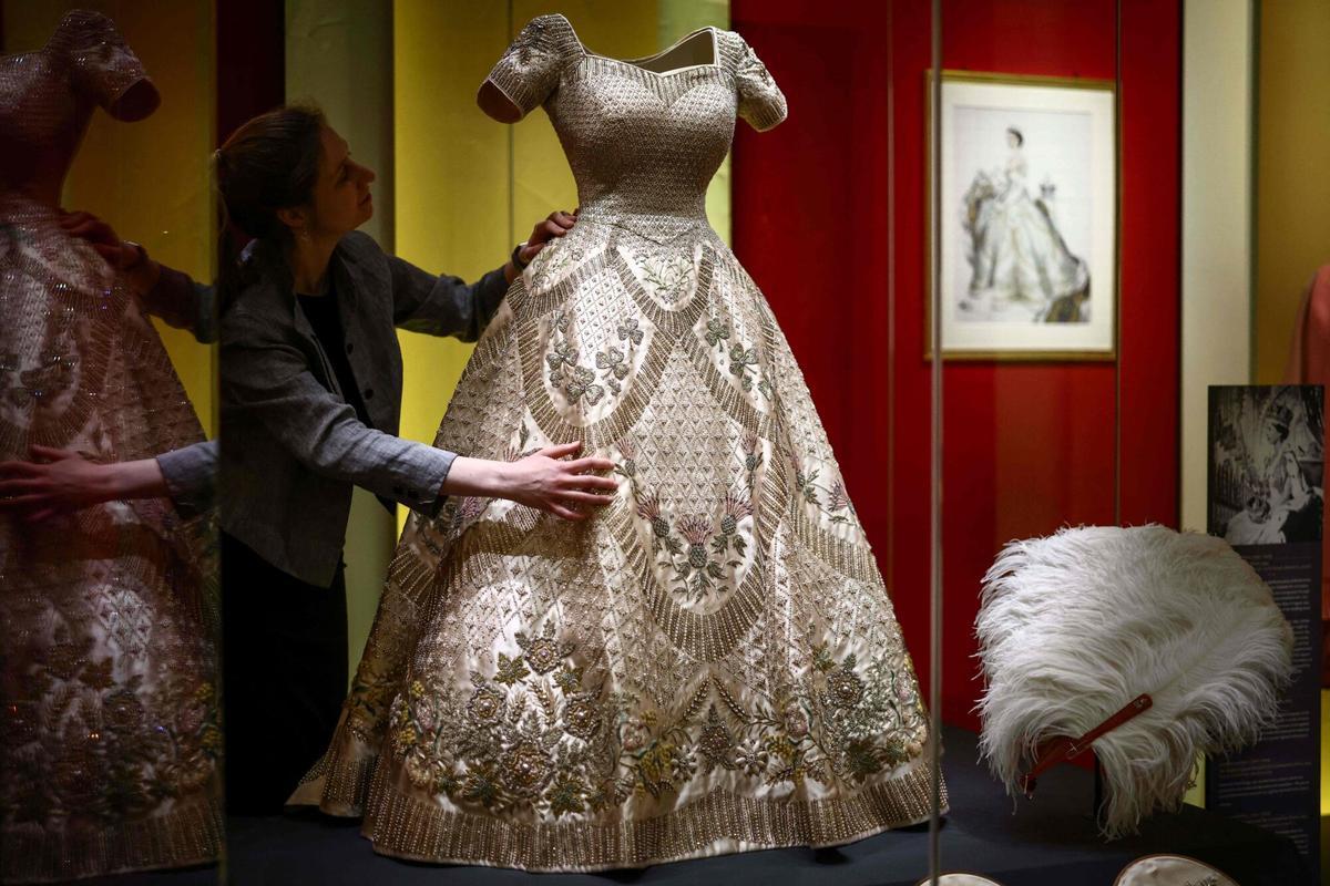 Vestido de boda de Isabel II de 1947, diseñado por Norman Hartnell, expuesto en la King's Gallery