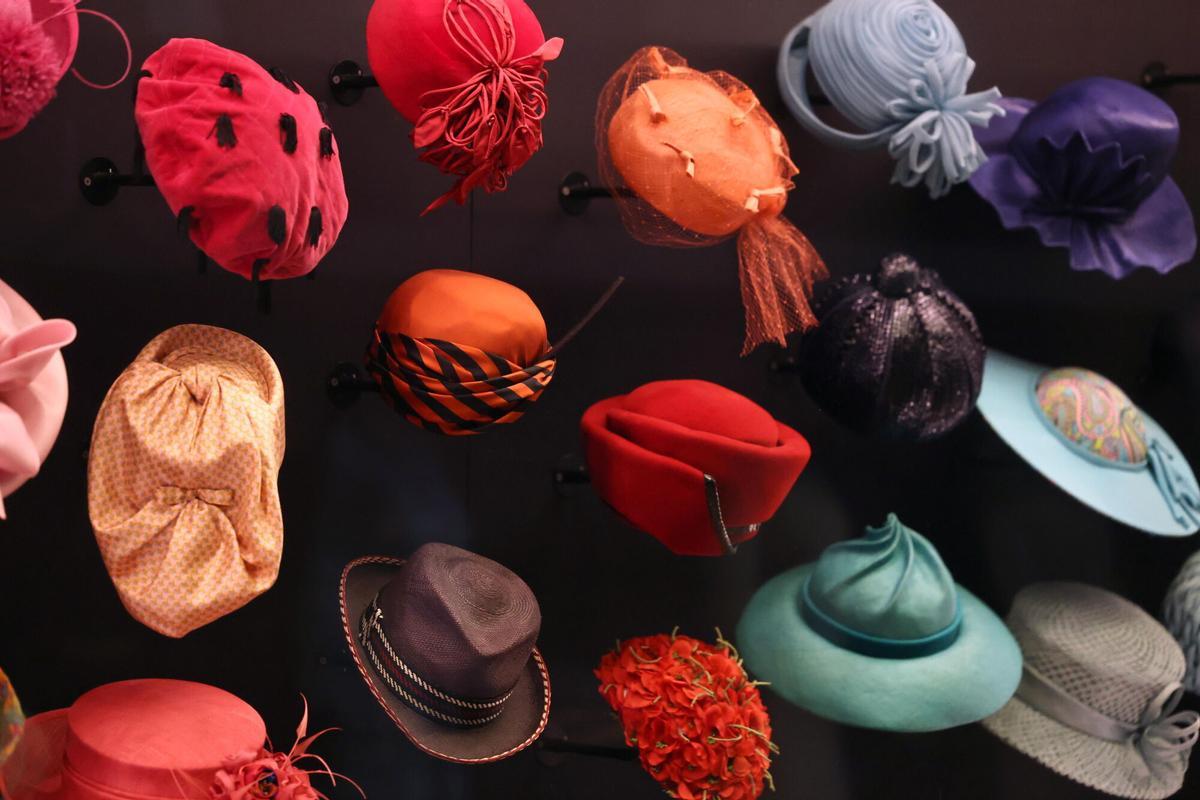 Vestido de coronación de 1953 de Isabel II, también de Norman Hartnell, bajo la luz de la exposición