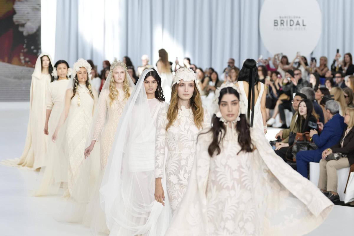 Pasarela de la Barcelona Bridal Fashion Week con modelos luciendo diferentes estilos nupciales