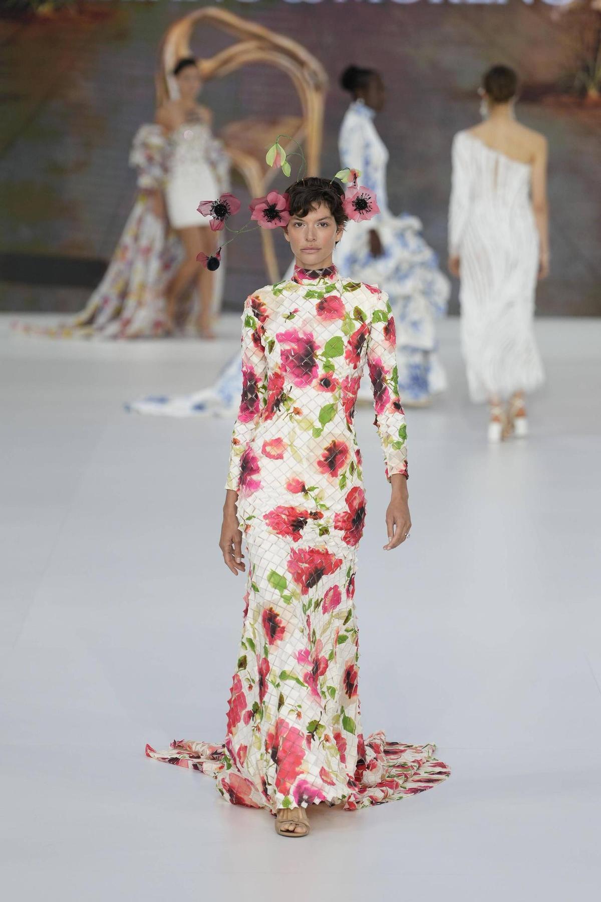 Detalle de un vestido de la colección 'Nómad' de Immaclé, con velo vintage y tonos arena