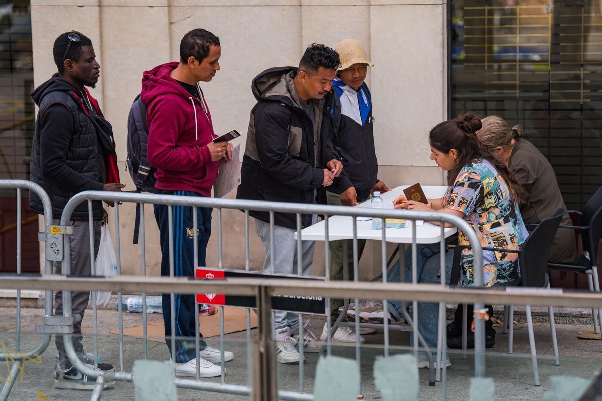 Desorden y aglomeración durante la apertura del dispositivo de regularización extraordinaria