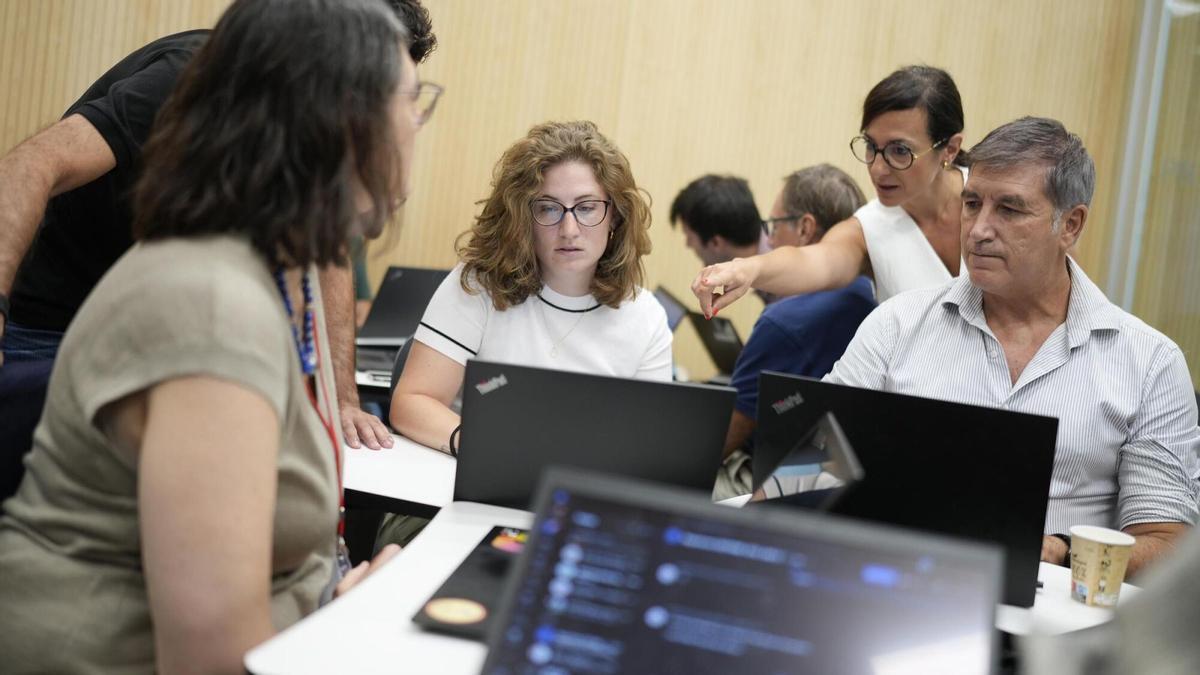 Gráfica que muestra el aumento del 550 % en búsquedas de empleo relacionadas con IA en marzo de 2024