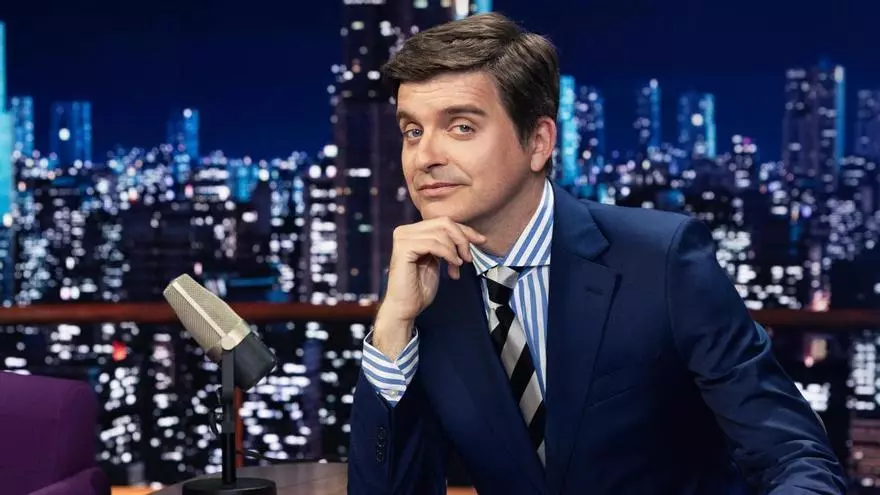 Avión de Lufthansa en pista con fondo de cielo nublado, símbolo de la cancelación de vuelos