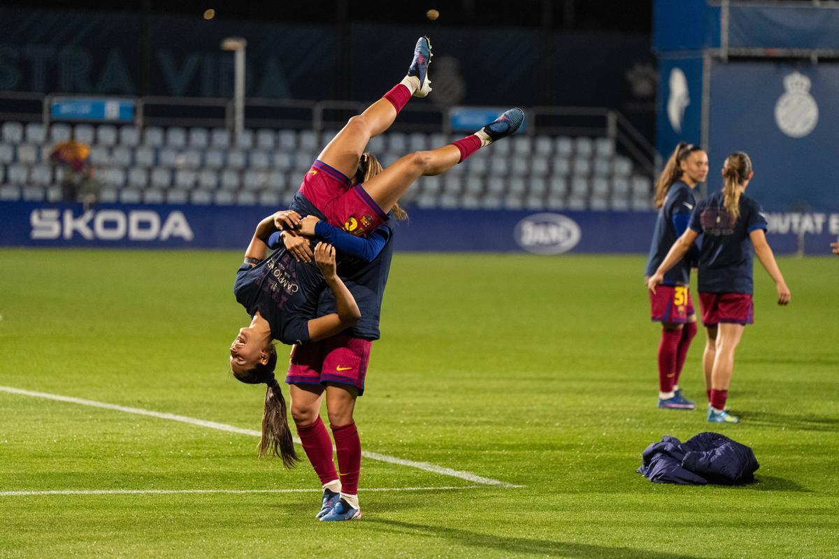 Jugadoras del FC Barcelona femenino celebrando su séptimo título de Liga F en la Ciutat Esportiva Dani Jarque
