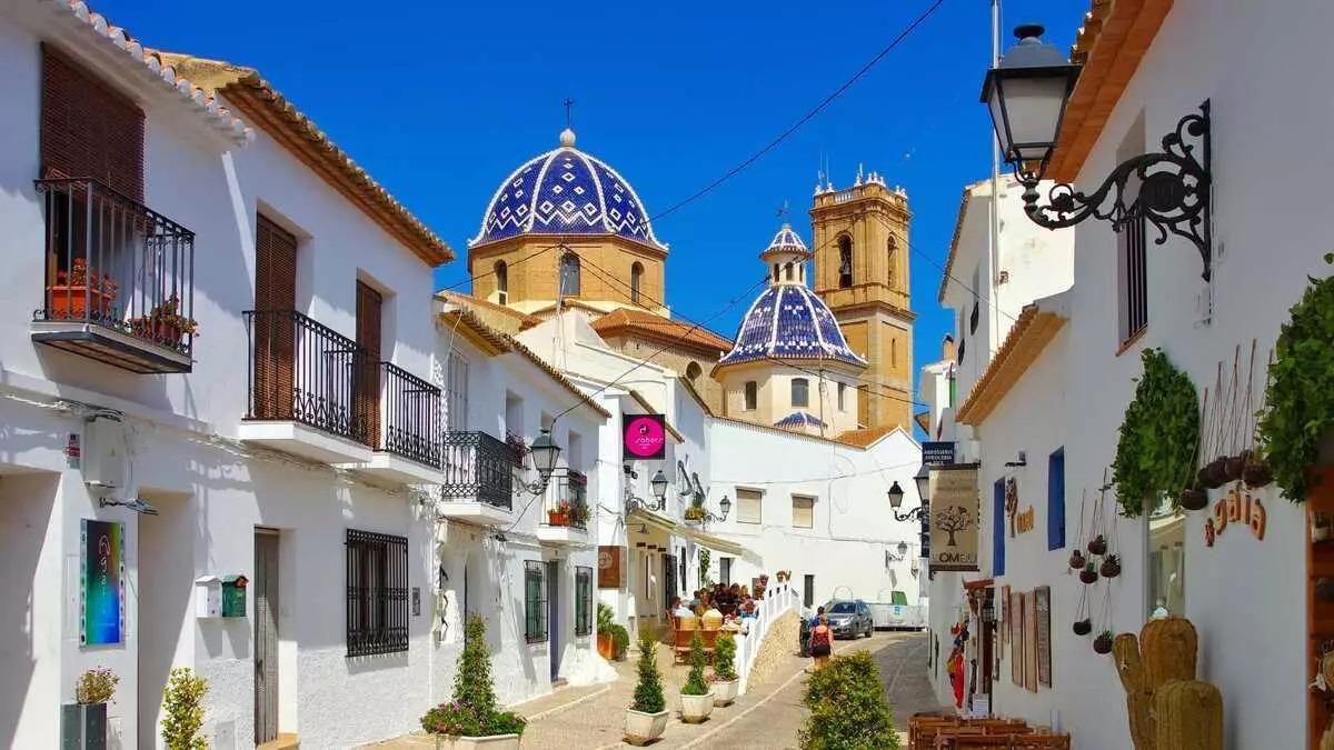 Vista panorámica del casco histórico de Altea con sus casas blancas y la cúpula azul de la iglesia