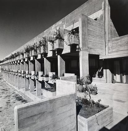 Fachada del Carmelo de San José con vistas al río Tormes y al circo de Gredos