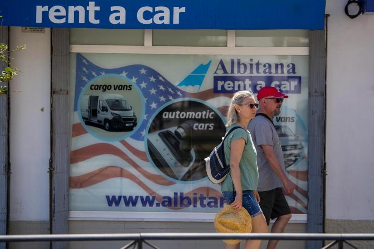 Bandera estadounidense izada en la base naval de Rota durante ceremonia