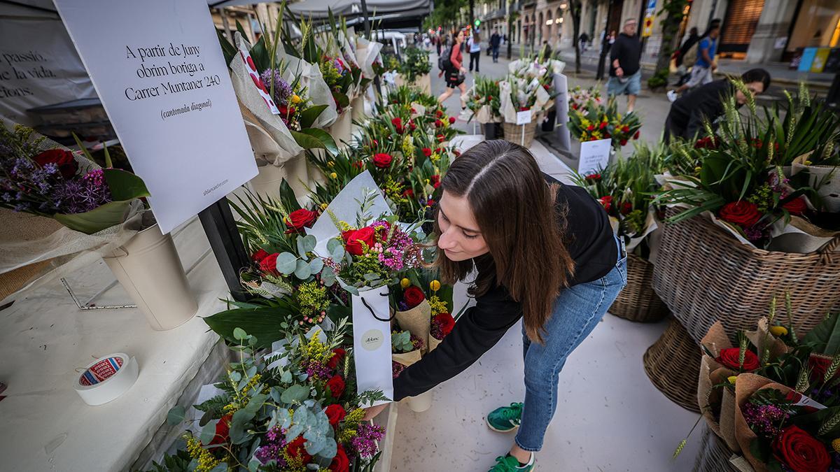 Puestos de libros y rosas abarrotando la Rambla durante la celebración de Sant Jordi