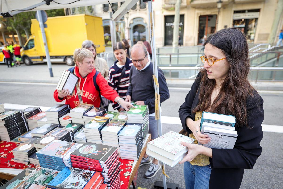 Pareja intercambiando un libro y una rosa en la Plaça de Catalunya, símbolo de la tradición