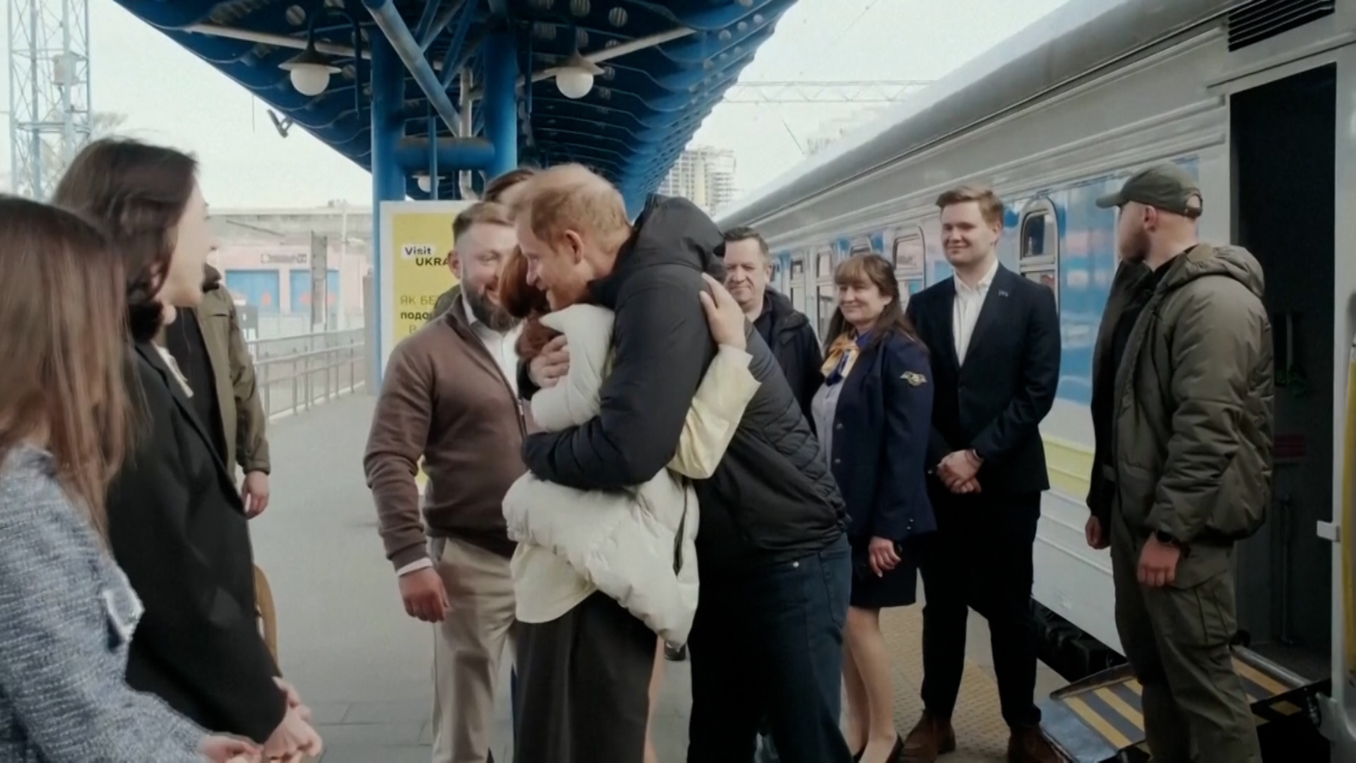 Prince Harry saludando a la gente en la estación de tren de Kiev