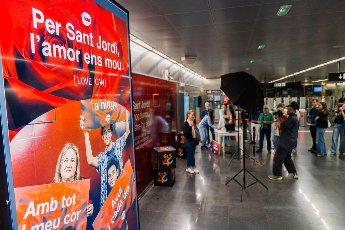 Pareja posando frente a la love cam en la estación Diagonal del metro de Barcelona