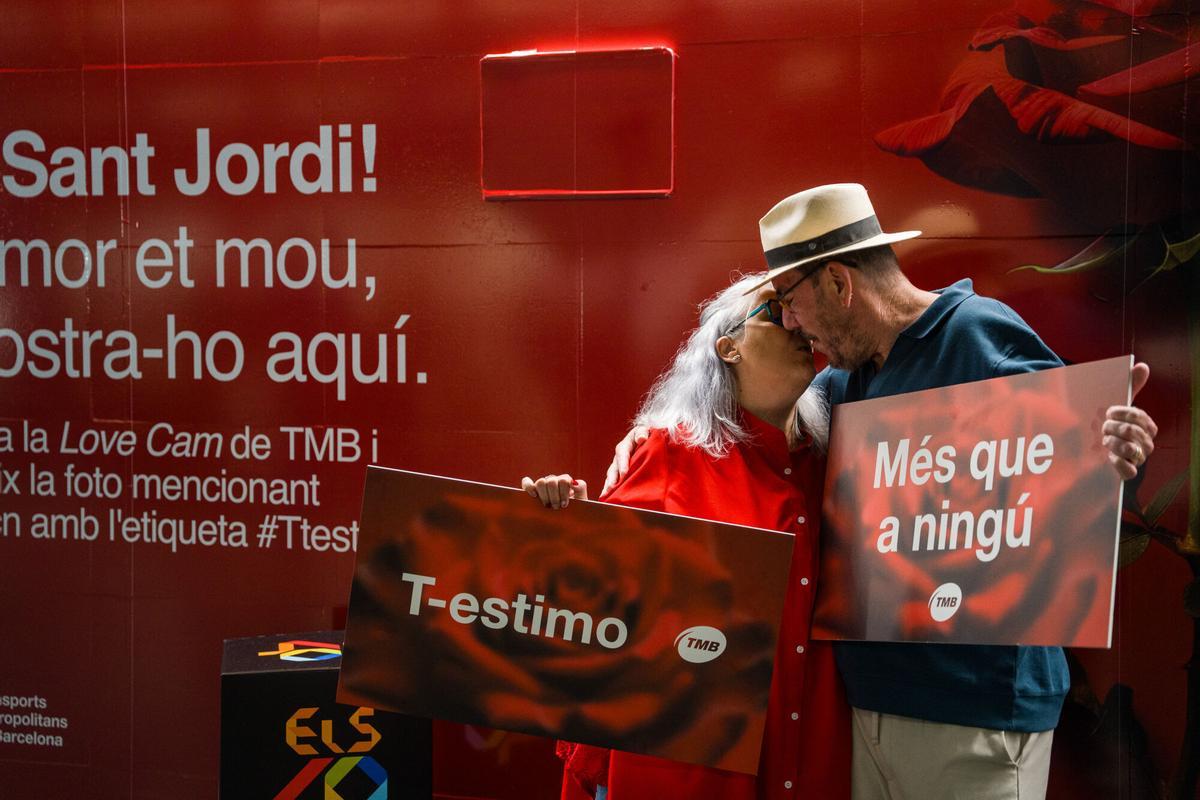 Fotógrafo capturando a los usuarios mientras la love cam proyecta imágenes en las pantallas del metro
