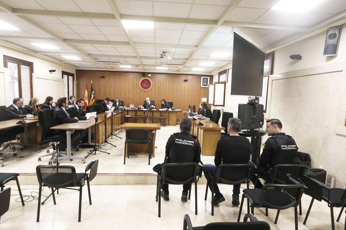 Salvador Llinàs recibiendo vehículos Mercedes para Autoclick en Italia, 2016