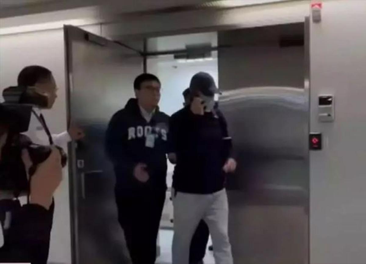 Salvador Llinàs siendo deportado en el aeropuerto de Taiwán