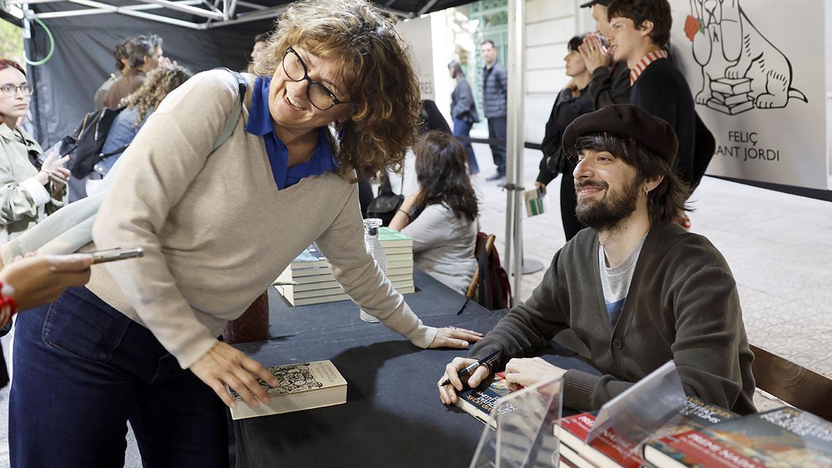 Pau Arenós y Andoni Luis Aduriz firmando libros frente a la FNAC Diagonal durante la celebración de Sant Jordi 2024