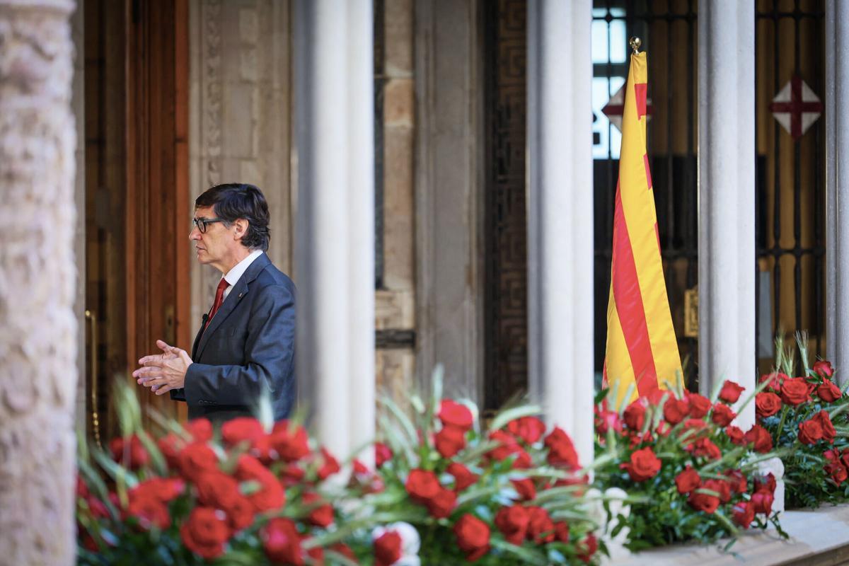 Presidente Salvador Illa compartiendo chocolate con la consellera de Cultura Sònia Hernández en el Palau de la Generalitat durante la Diada de Sant Jordi 2024