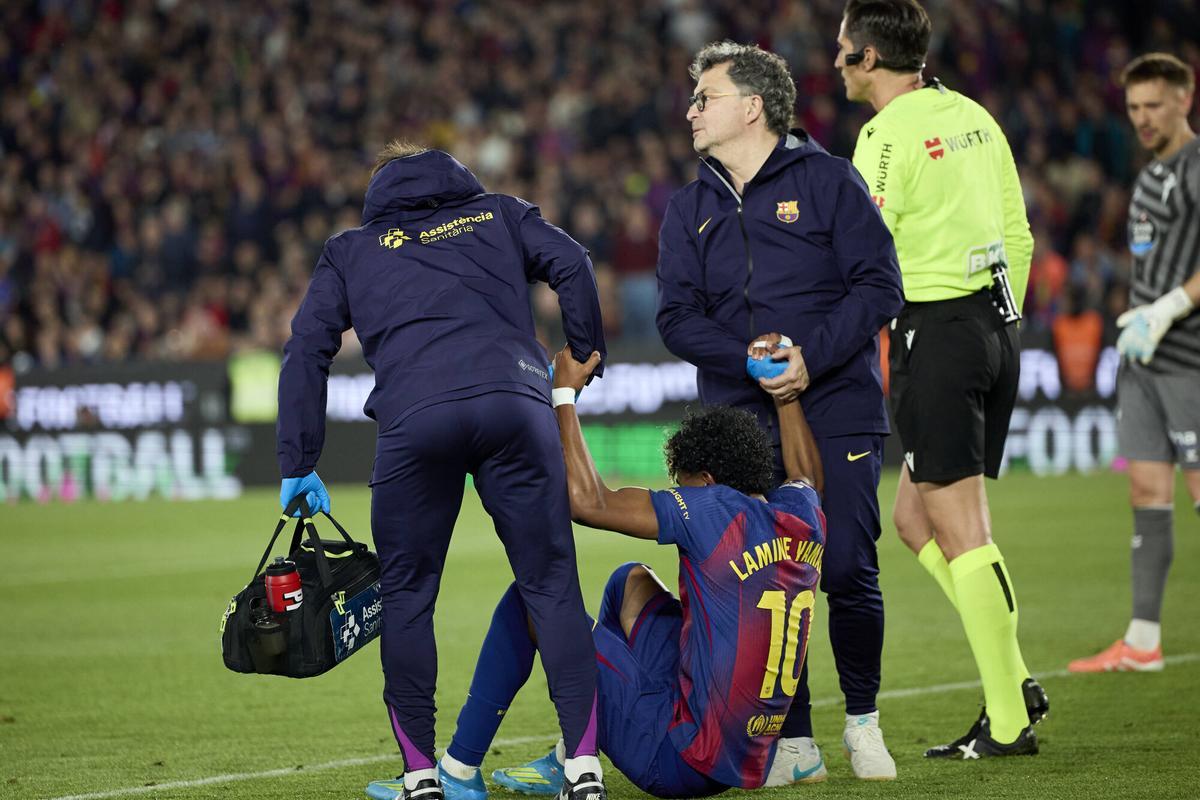 Lamine Yamal en el campo tras lesionarse contra el Celta