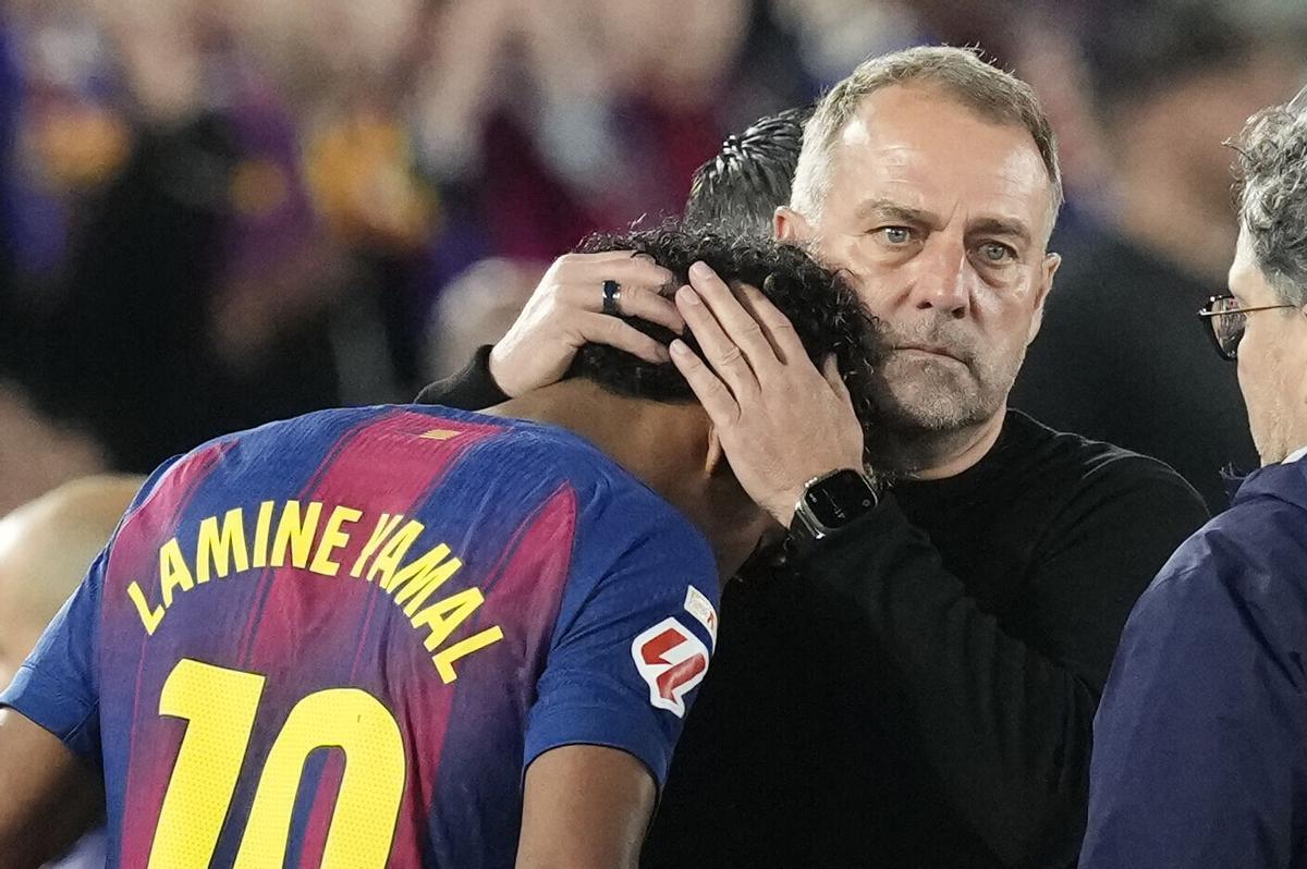 Médicos revisando la resonancia de la lesión de Yamal