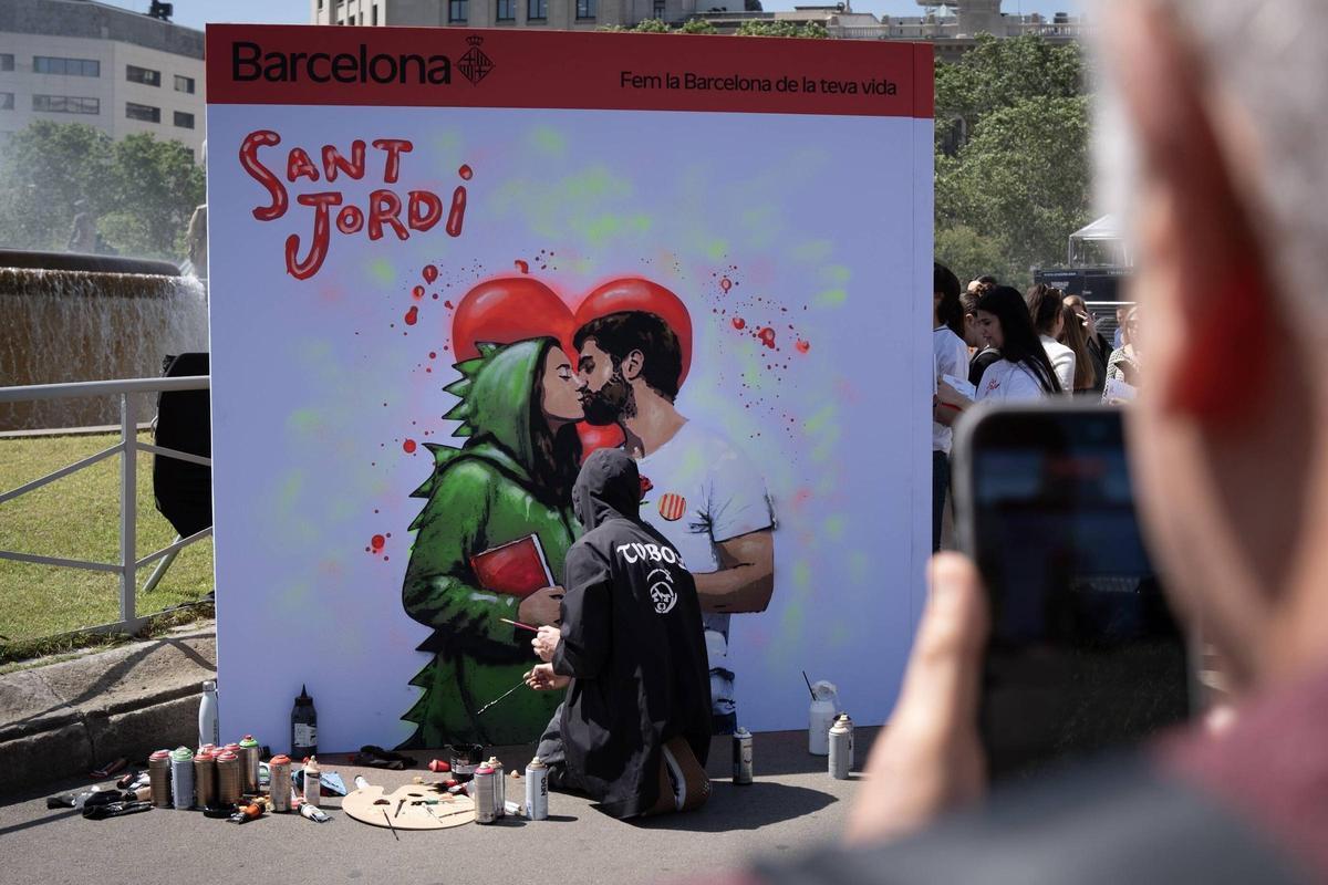 Grafiti gigante de TVBoy con el cartel de Sant Jordi y la senyera en Plaza Catalunya