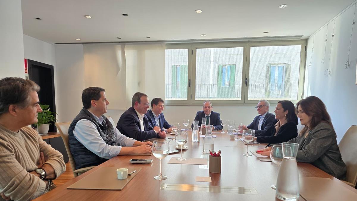 Presidente Carlos Baño frente a la sede de la Cámara de Comercio de Alicante