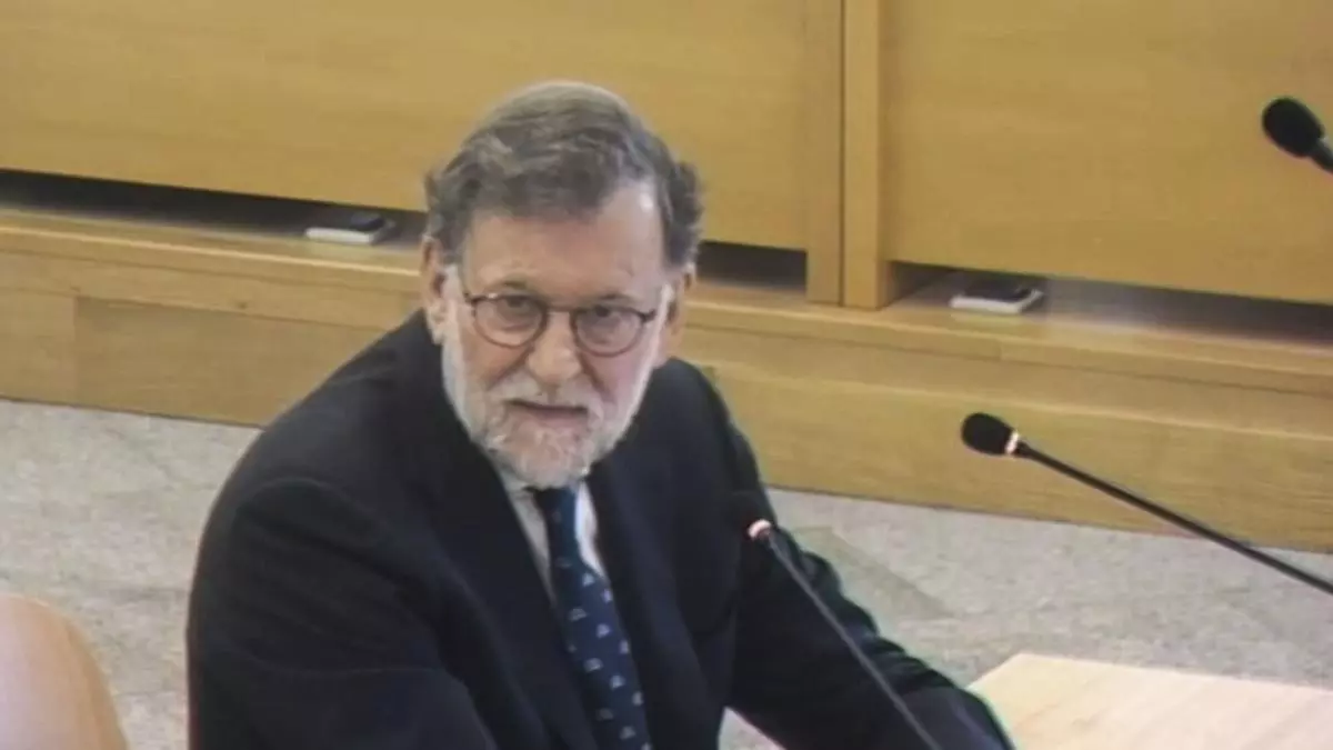 León XIV hablando en la rueda de prensa a bordo del avión