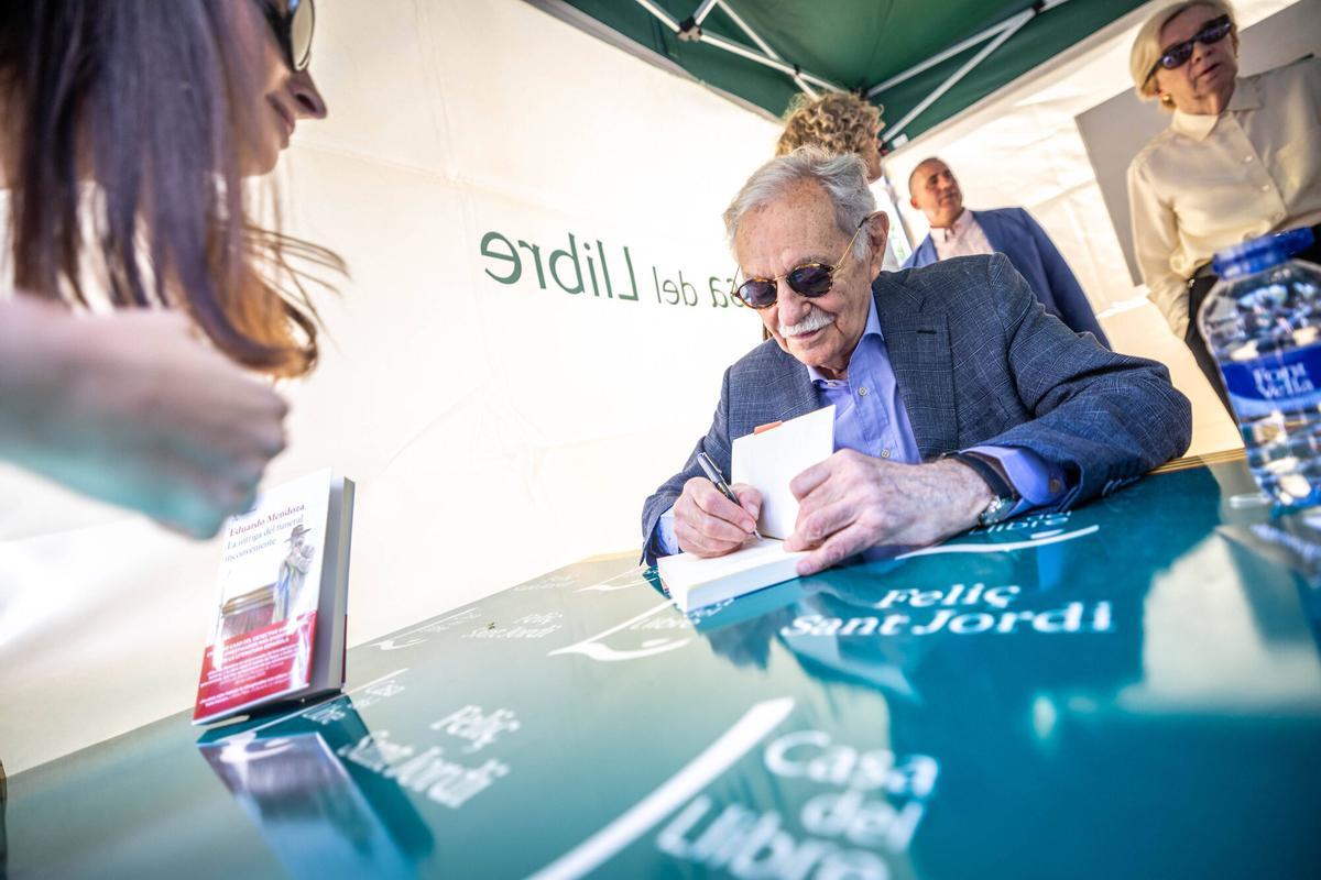 Sant Jordi 2026 arrasa en Barcelona: récord de ventas y firmas de Mendoza y Rodríguez Sirvent