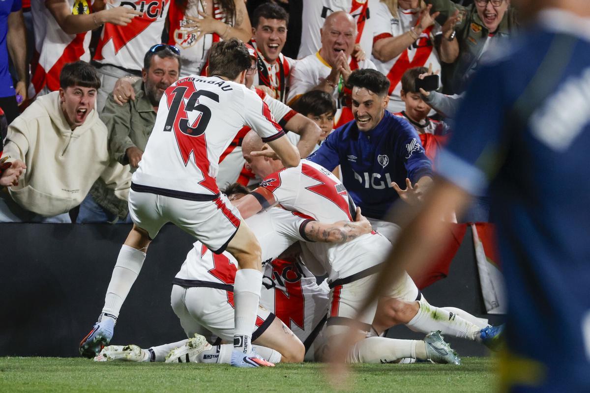 Jugadores del Rayo celebrando el gol de Camello en Vallecas