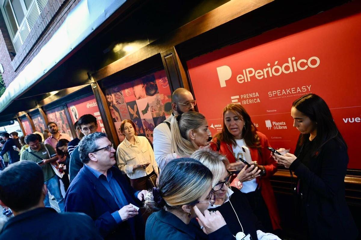Fotografía del interior del Speakeasy con luces tenues y mesas de madera, donde se reúne la comunidad literaria
